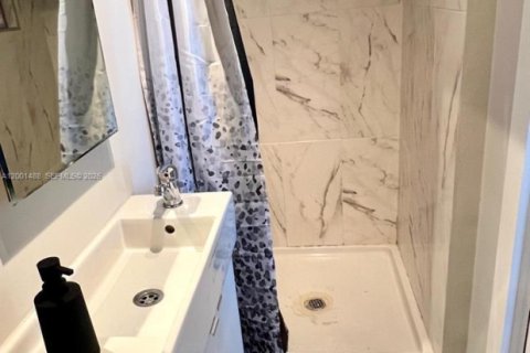 House in Miami, Florida 2 bedrooms, 69.68 sq.m. № 2067818 - photo 10