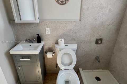 House in Miami, Florida 2 bedrooms, 69.68 sq.m. № 2067818 - photo 8