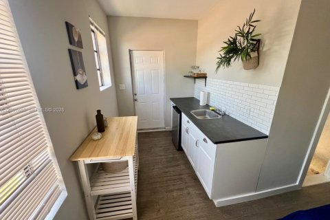 House in Miami, Florida 2 bedrooms, 69.68 sq.m. № 2067818 - photo 12