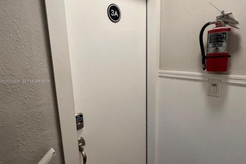 House in Miami, Florida 2 bedrooms, 69.68 sq.m. № 2067818 - photo 2