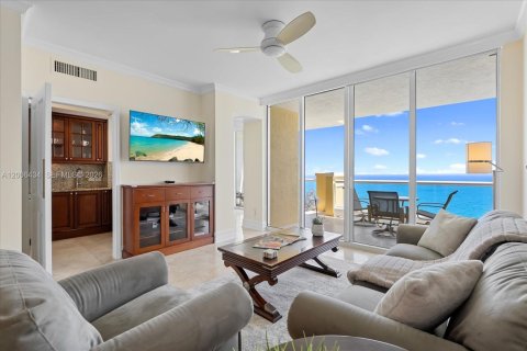 Condominio en alquiler en Sunny Isles Beach, Florida, 3 dormitorios, 205.69 m2 № 2174375 - foto 2