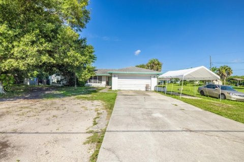 House in Naples, Florida 3 bedrooms, 129.69 sq.m. № 1754504 - photo 1