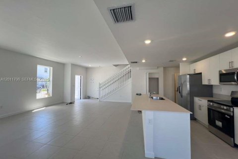 Adosado en alquiler en Homestead, Florida, 3 dormitorios № 2075319 - foto 12