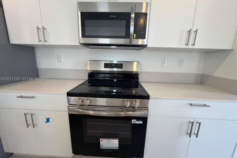 Adosado en alquiler en Homestead, Florida, 3 dormitorios № 2075319 - foto 7