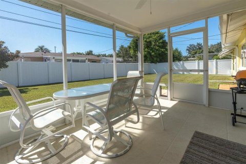 Villa ou maison à vendre à Clearwater, Floride: 2 chambres, 95.78 m2 № 2435213 - photo 25