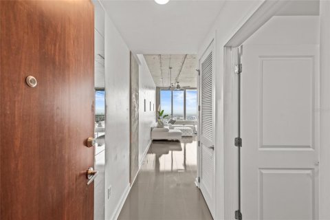 Condo in Tampa, Florida, 1 bedroom  № 1716859 - photo 5