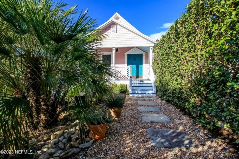 House in Fernandina Beach, Florida 2 bedrooms, 148.64 sq.m. № 853406 - photo 1