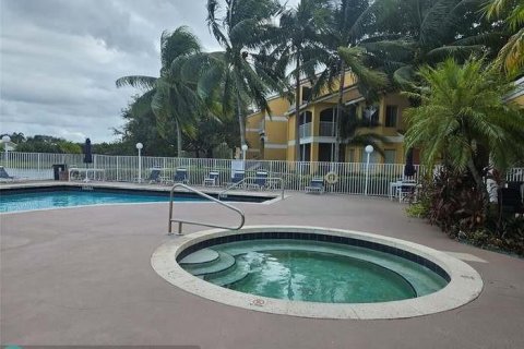 Condominio en venta en Oakland Park, Florida, 2 dormitorios, 116.69 m2 № 1068103 - foto 1
