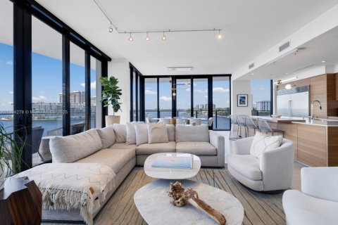 Condo in Miami, Florida, 4 bedrooms  № 2038067 - photo 3