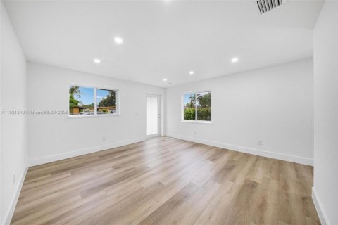 Villa ou maison à vendre à Miami, Floride: 3 chambres, 93.83 m2 № 1975751 - photo 15