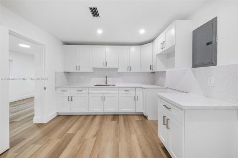 Villa ou maison à vendre à Miami, Floride: 3 chambres, 93.83 m2 № 1975751 - photo 17