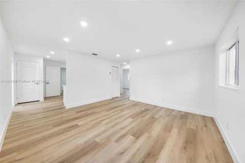 Villa ou maison à vendre à Miami, Floride: 3 chambres, 93.83 m2 № 1975751 - photo 13