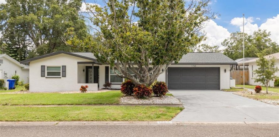 House in Dunedin, Florida 3 bedrooms, 185.8 sq.m. № 1876782
