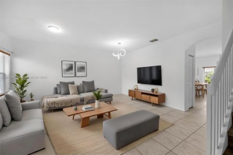 Townhouse in Miramar, Florida 3 bedrooms, 139.82 sq.m. № 1966599 - photo 1