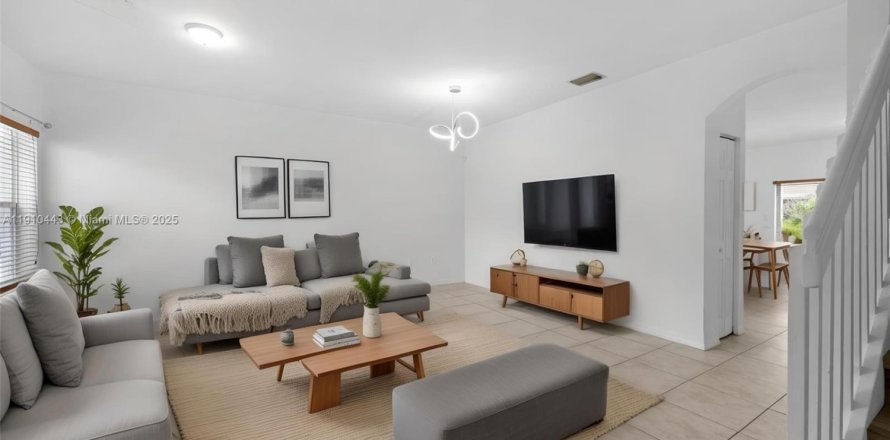 Townhouse in Miramar, Florida 3 bedrooms, 139.82 sq.m. № 1966599