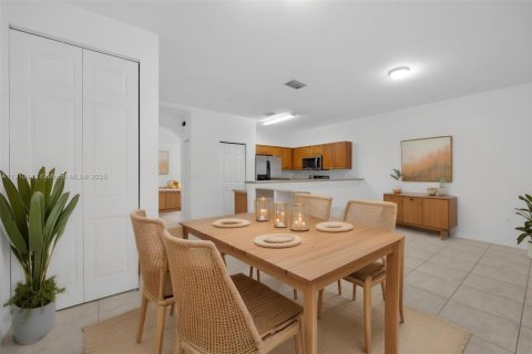 Townhouse in Miramar, Florida 3 bedrooms, 139.82 sq.m. № 1966599 - photo 8