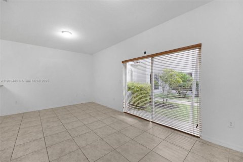 Townhouse in Miramar, Florida 3 bedrooms, 139.82 sq.m. № 1966599 - photo 10