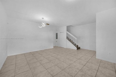 Townhouse in Miramar, Florida 3 bedrooms, 139.82 sq.m. № 1966599 - photo 4