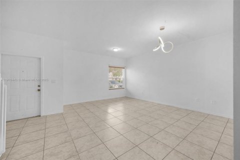 Townhouse in Miramar, Florida 3 bedrooms, 139.82 sq.m. № 1966599 - photo 5