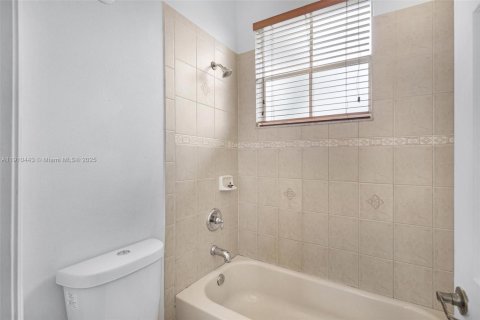 Townhouse in Miramar, Florida 3 bedrooms, 139.82 sq.m. № 1966599 - photo 24