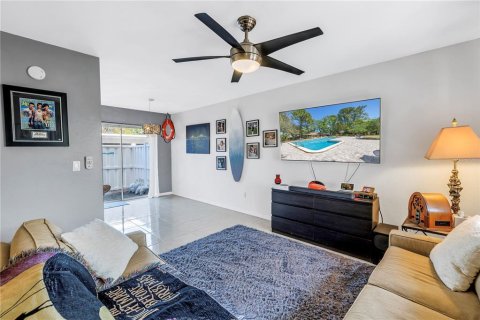 Adosado en venta en Tampa, Florida, 2 dormitorios, 98.1 m2 № 1585833 - foto 13