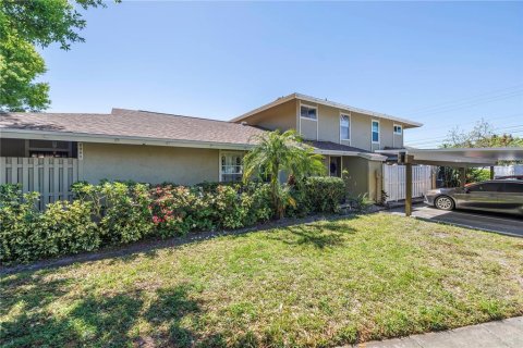 Adosado en venta en Tampa, Florida, 2 dormitorios, 98.1 m2 № 1585833 - foto 1