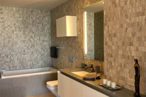 Condo in Miami, Florida, 1 bedroom  № 1953809 - photo 20