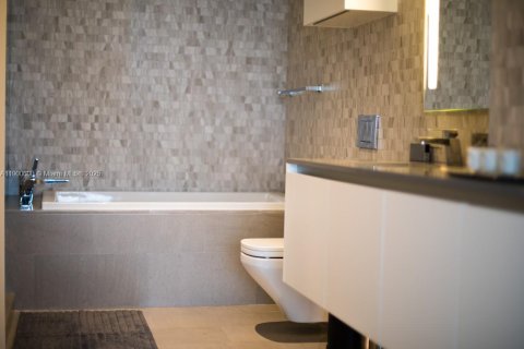 Condo in Miami, Florida, 1 bedroom  № 1953809 - photo 30