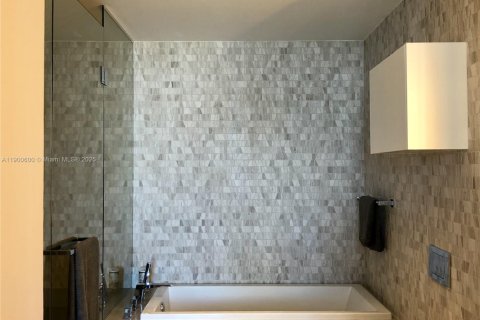 Condo in Miami, Florida, 1 bedroom  № 1953809 - photo 19