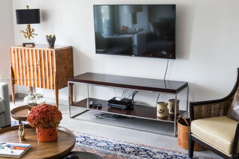 Condo in Miami, Florida, 1 bedroom  № 1953809 - photo 13