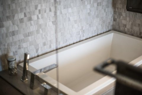 Condo in Miami, Florida, 1 bedroom  № 1953809 - photo 29