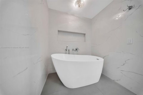 Condo in Coral Gables, Florida, 2 bedrooms  № 1954513 - photo 12