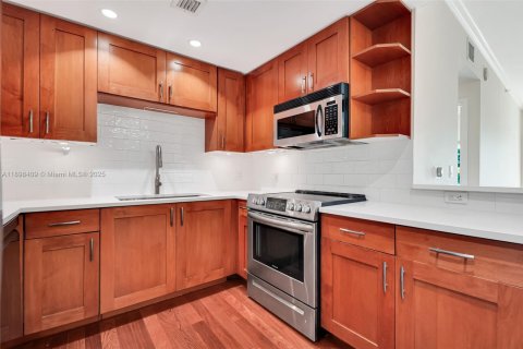 Condo in Coral Gables, Florida, 2 bedrooms  № 1954513 - photo 3