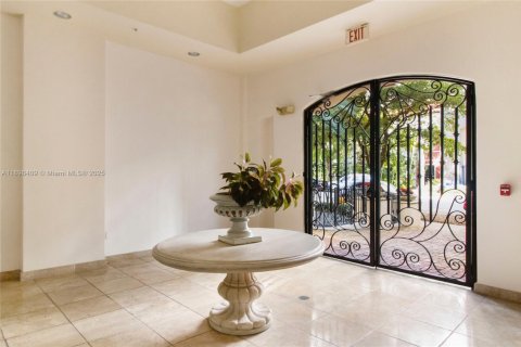 Condo in Coral Gables, Florida, 2 bedrooms  № 1954513 - photo 20