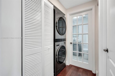 Condo in Coral Gables, Florida, 2 bedrooms  № 1954513 - photo 16