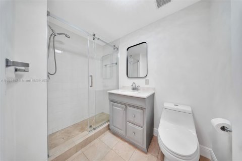 Condo in Coral Gables, Florida, 2 bedrooms  № 1954513 - photo 15