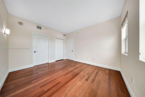 Condo in Coral Gables, Florida, 2 bedrooms  № 1954513 - photo 10