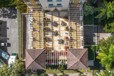 Condo in Coral Gables, Florida, 2 bedrooms  № 1954513 - photo 23