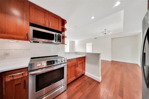 Condo in Coral Gables, Florida, 2 bedrooms  № 1954513 - photo 2