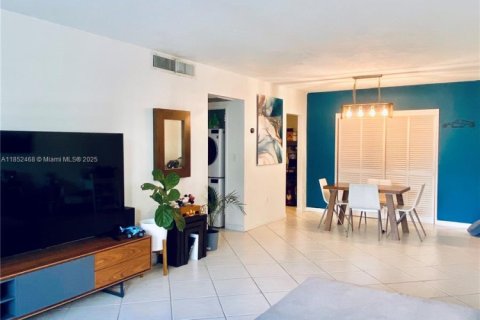 Condo in Bay Harbor Islands, Florida, 1 bedroom  № 1881517 - photo 2