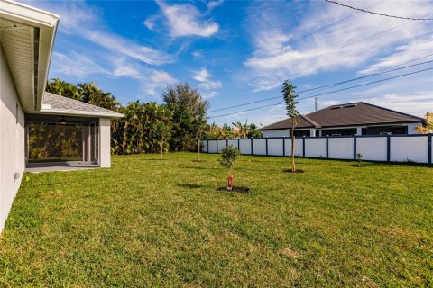 House in Cape Coral, Florida 4 bedrooms, 168.06 sq.m. № 1733487 - photo 20