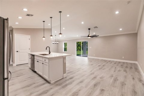 House in Cape Coral, Florida 4 bedrooms, 168.06 sq.m. № 1733487 - photo 3