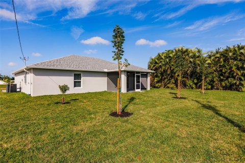 House in Cape Coral, Florida 4 bedrooms, 168.06 sq.m. № 1733487 - photo 19