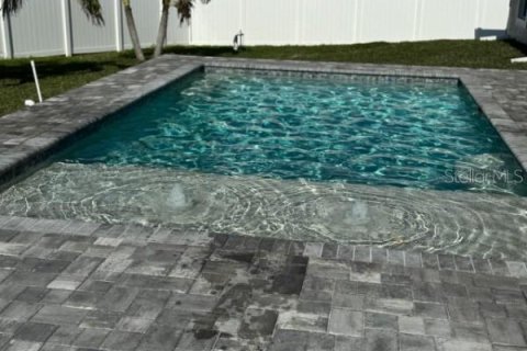 House in Cape Coral, Florida 4 bedrooms, 168.06 sq.m. № 1733487 - photo 23