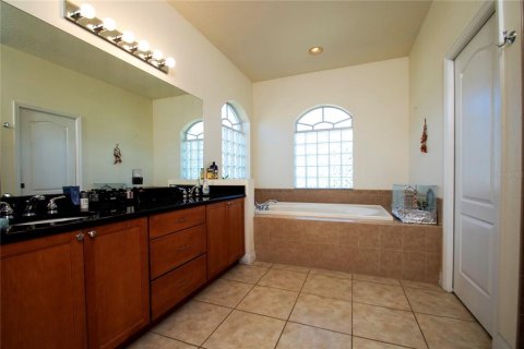 House in Weeki Wachee, Florida 3 bedrooms, 192.31 sq.m. № 1592894 - photo 7