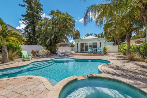 House in Anna Maria, Florida 3 bedrooms, 129.88 sq.m. № 2224393