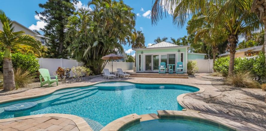 House in Anna Maria, Florida 3 bedrooms, 129.88 sq.m. № 2224393