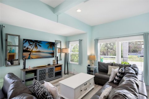 House in Anna Maria, Florida 3 bedrooms, 129.88 sq.m. № 2224393 - photo 9