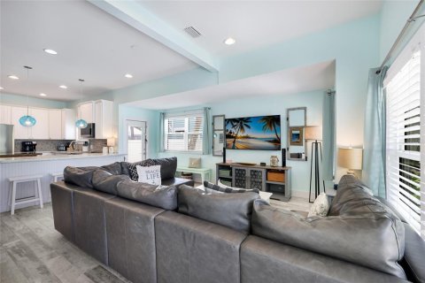 House in Anna Maria, Florida 3 bedrooms, 129.88 sq.m. № 2224393 - photo 6