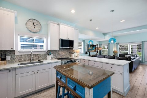 House in Anna Maria, Florida 3 bedrooms, 129.88 sq.m. № 2224393 - photo 14